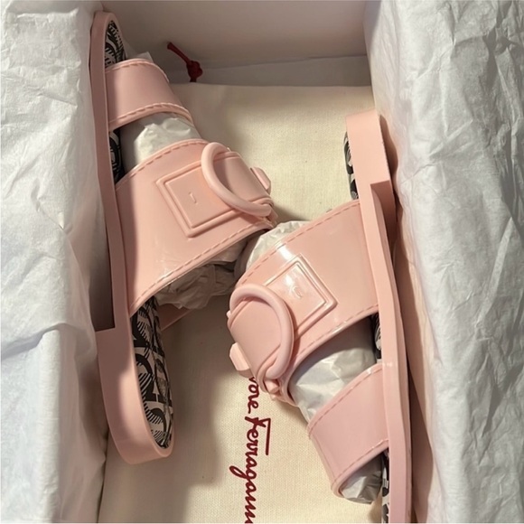Salvatore Ferragamo Taryn Slide Sandals Pink Lemonade
New in box size 7 - Picture 5 of 7